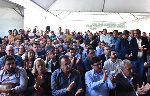 Fernando Pimentel entrega 455 ônibus escolares a 328 municípios