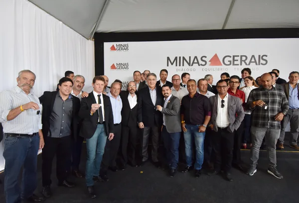 Fernando Pimentel entrega 455 ônibus escolares a 328 municípios