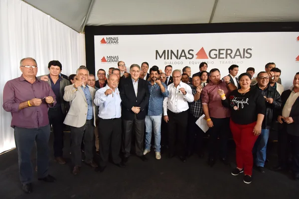 Fernando Pimentel entrega 455 ônibus escolares a 328 municípios