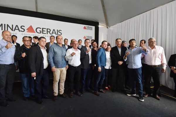 Fernando Pimentel entrega 455 ônibus escolares a 328 municípios