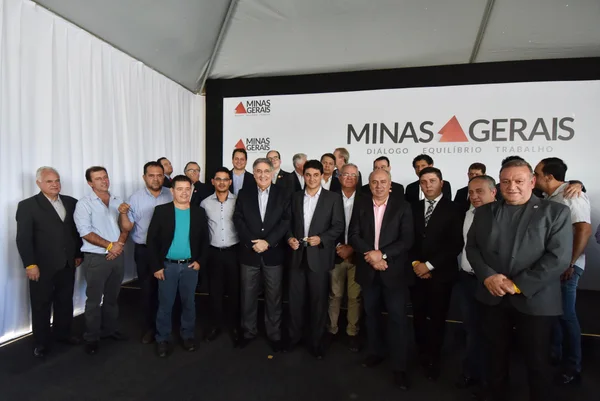 Fernando Pimentel entrega 455 ônibus escolares a 328 municípios