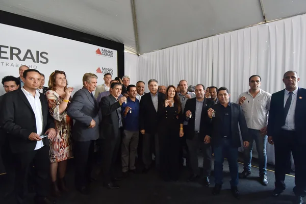 Fernando Pimentel entrega 455 ônibus escolares a 328 municípios