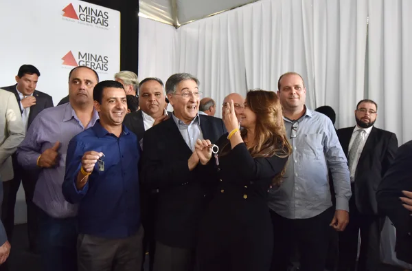 Fernando Pimentel entrega 455 ônibus escolares a 328 municípios