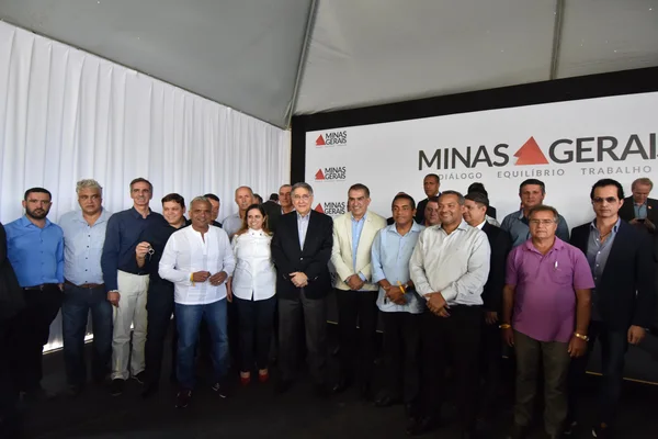 Fernando Pimentel entrega 455 ônibus escolares a 328 municípios