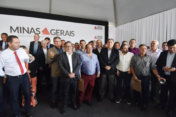 Fernando Pimentel entrega 455 ônibus escolares a 328 municípios