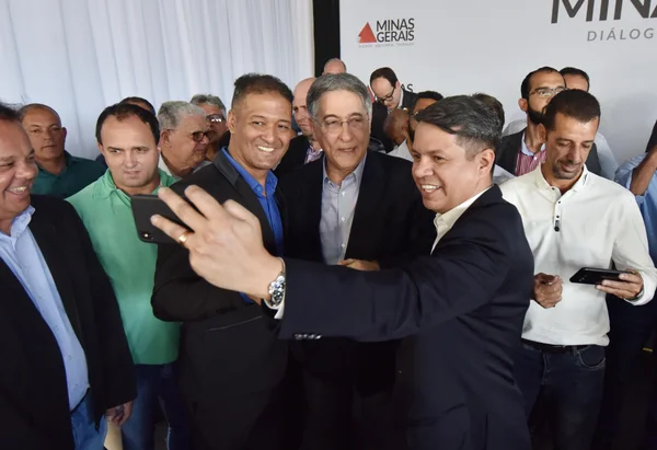 Fernando Pimentel entrega 455 ônibus escolares a 328 municípios