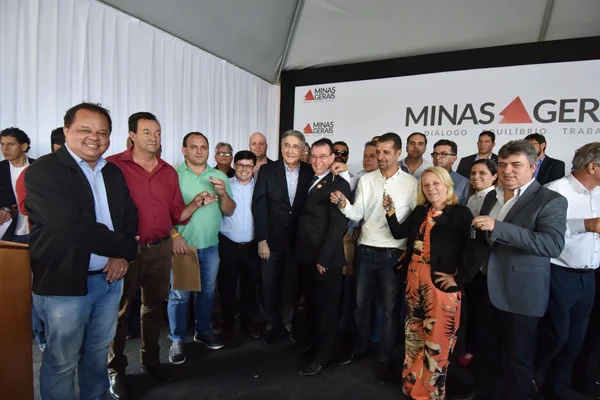 Fernando Pimentel entrega 455 ônibus escolares a 328 municípios
