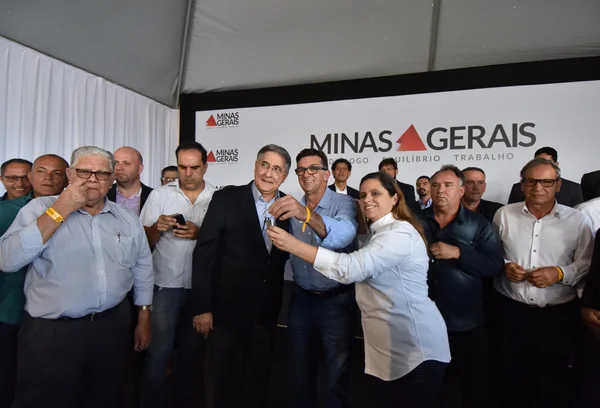 Fernando Pimentel entrega 455 ônibus escolares a 328 municípios