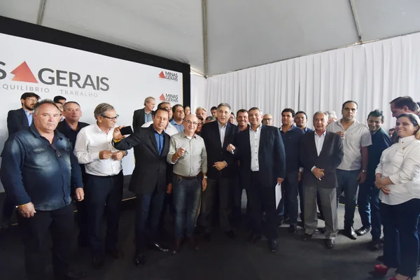 Fernando Pimentel entrega 455 ônibus escolares a 328 municípios