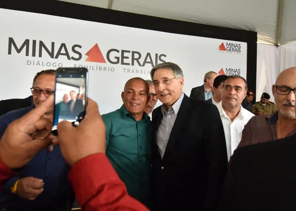 Fernando Pimentel entrega 455 ônibus escolares a 328 municípios