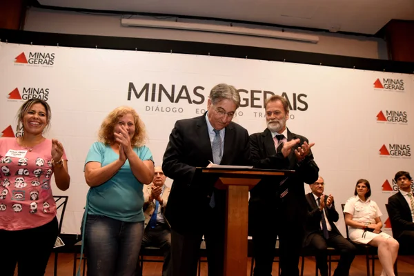 Assinatura do decreto que regulamenta pagamento de indenização a filhos de pessoas com hanseníase