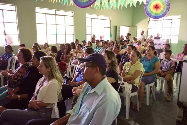 Agricultores e comunidade de Juvenília acompanhando o lançamento do Programa Sementes Presentes