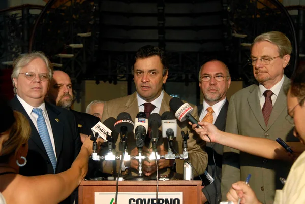 Governador Aécio Neves concedeu entrevista após reunião com o presidente da Infraero, Murilo Barboza