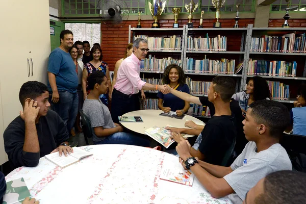 Governador visita escola da rede estadual em Santa Luzia, na RMBH