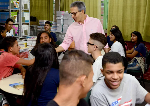 Governador visita escola da rede estadual em Santa Luzia, na RMBH