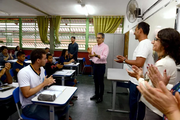 Governador visita escola da rede estadual em Santa Luzia, na RMBH