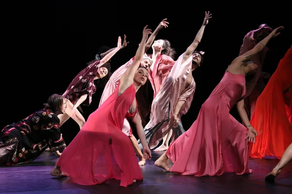 Coreografia traz inquietações femininas sobre as relações e o mundo atual