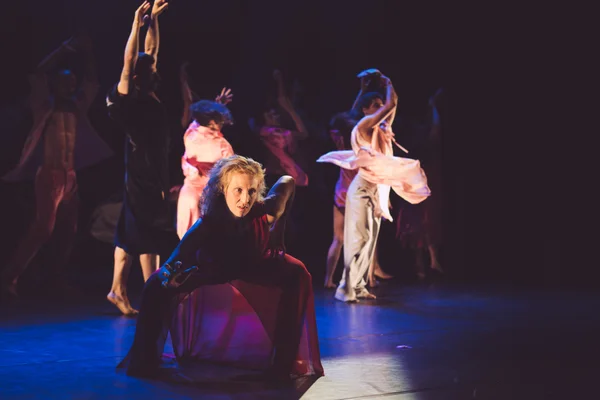 Coreografia traz inquietações femininas sobre as relações e o mundo atual