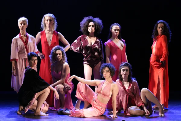 Coreografia traz inquietações femininas sobre as relações e o mundo atual