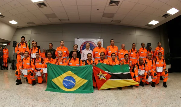 Romeu Zema recebe bombeiros que atuaram em Moçambique