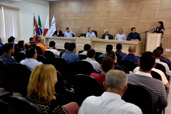 Em Salinas e Taiobeiras, Romeu Zema se reuniu com empresários e prefeitos