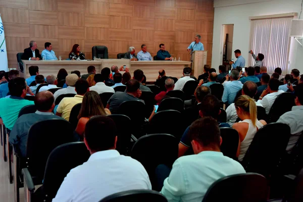 Em Salinas e Taiobeiras, Romeu Zema se reuniu com empresários e prefeitos