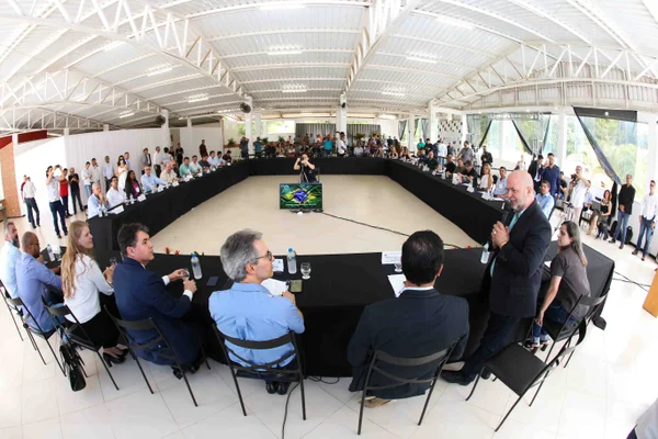 Governador anuncia medidas para ajudar municípios atingidos pelo rompimento da barragem de Fundão