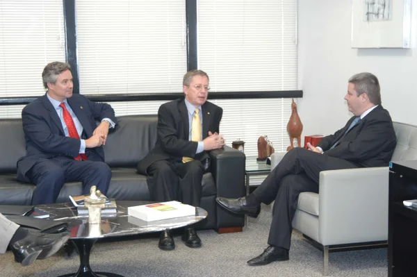 Antonio Anastasia durante audiência com o embaixador da Austrália, Neil Mules (C)
