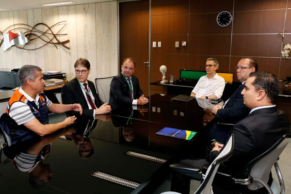 Assinatura de decreto que beneficia pequenas empresas atingidas pelas chuvas em Minas