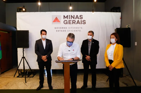 Romeu Zema entrega ambulâncias e inaugura leitos de UTI para tratamento de coronavírus em Guanhães, no Vale do Rio Doce