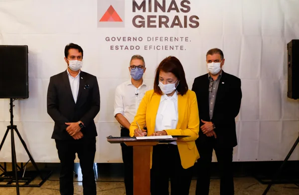 Romeu Zema entrega ambulâncias e inaugura leitos de UTI para tratamento de coronavírus em Guanhães, no Vale do Rio Doce