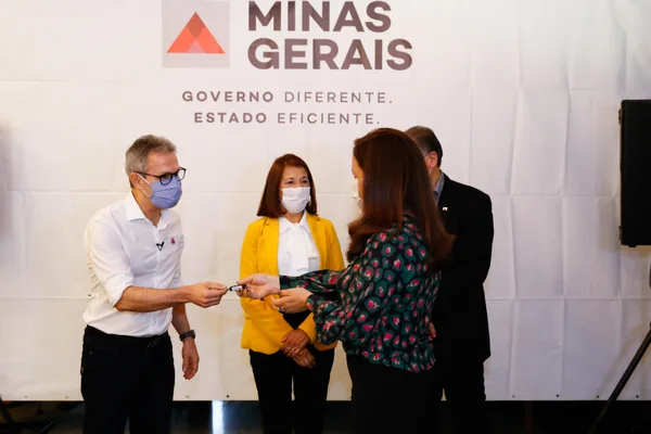 Romeu Zema entrega ambulâncias e inaugura leitos de UTI para tratamento de coronavírus em Guanhães, no Vale do Rio Doce