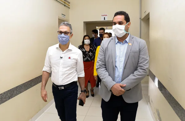 Romeu Zema entrega ambulâncias e inaugura leitos de UTI para tratamento de coronavírus em Guanhães, no Vale do Rio Doce