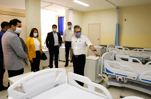 Romeu Zema entrega ambulâncias e inaugura leitos de UTI para tratamento de coronavírus em Guanhães, no Vale do Rio Doce