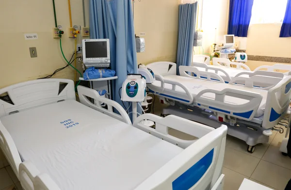 Romeu Zema entrega ambulâncias e inaugura leitos de UTI para tratamento de coronavírus em Guanhães, no Vale do Rio Doce