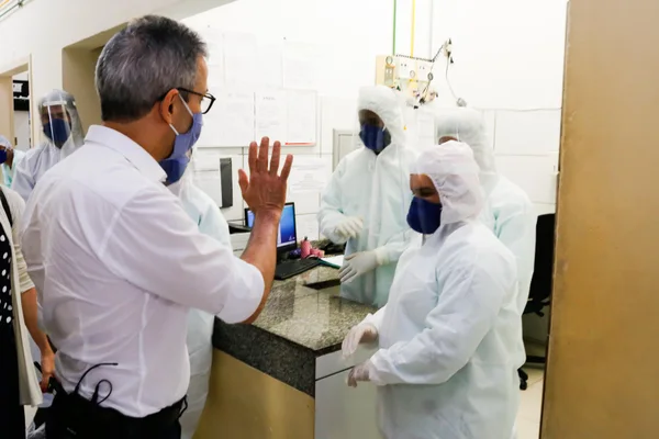 Romeu Zema entrega ambulâncias e inaugura leitos de UTI para tratamento de coronavírus em Guanhães, no Vale do Rio Doce