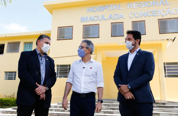 Romeu Zema entrega ambulâncias e inaugura leitos de UTI para tratamento de coronavírus em Guanhães, no Vale do Rio Doce