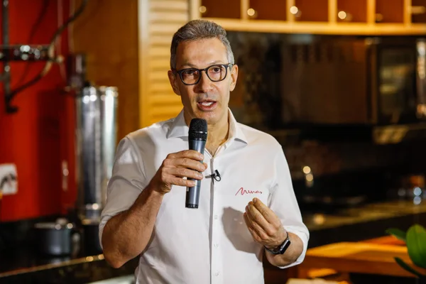 Romeu Zema participa de lançamento de linha de cafés especiais produzidos em Minas