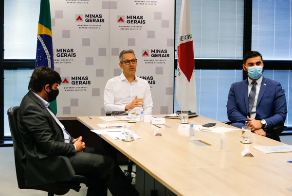 Romeu Zema assina ordem de início de oito obras viárias com investimentos de R$ 100 milhões