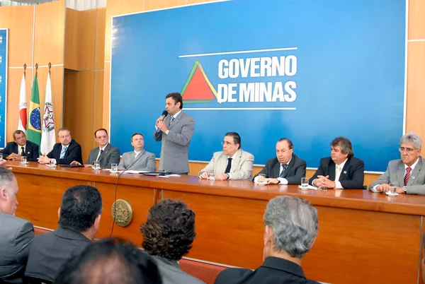 Governador durante anúncio dos recursos para as 41 associações