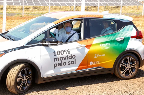 Romeu Zema participa de inauguração de usina solar fotovoltaica em Uberlândia, no Triângulo Mineiro