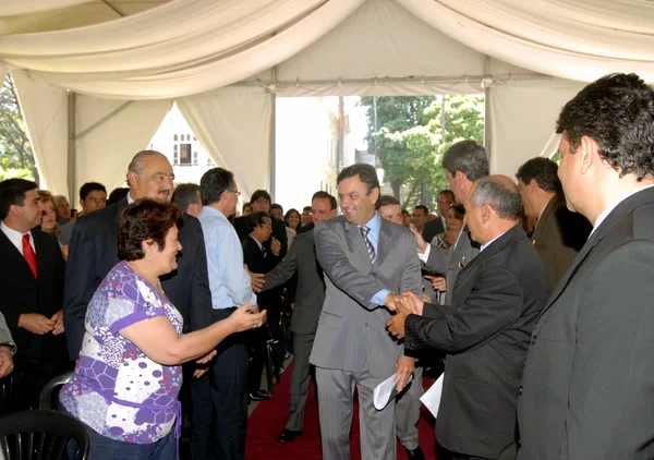 Aécio Neves na chegada para anunciar os recursos para as associações de municípios
