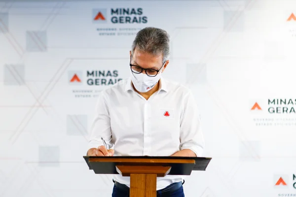 Zema retoma projeto para levar água de qualidade a cerca de 30 mil pessoas do semiárido mineiro