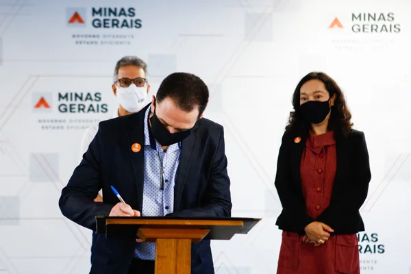 Zema retoma projeto para levar água de qualidade a cerca de 30 mil pessoas do semiárido mineiro