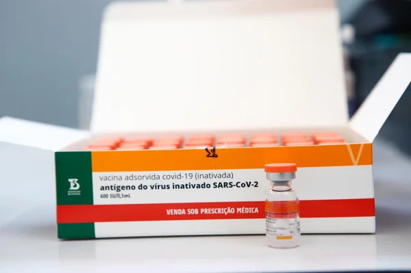 Governo de Minas vacina profissionais de saúde em BH