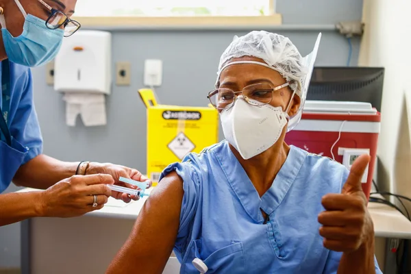 Primeira pessoa vacinada contra a covid-19 em Minas recebe a segunda dose