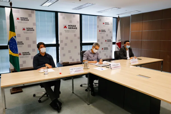 Zema cobra vacinação de policiais e professores durante reunião com o comitê nacional de enfrentamento da pandemia