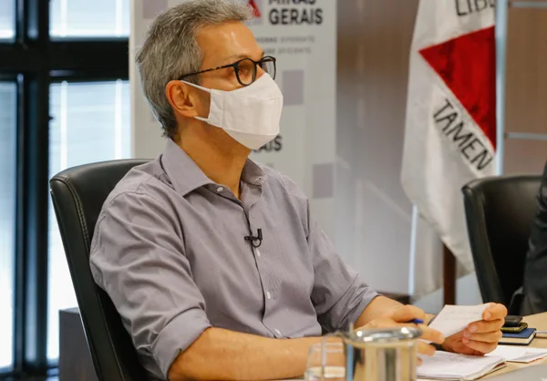Zema cobra vacinação de policiais e professores durante reunião com o comitê nacional de enfrentamento da pandemia