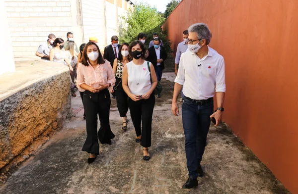Romeu Zema acompanha vacinação contra a covid-19 em Montes Claros