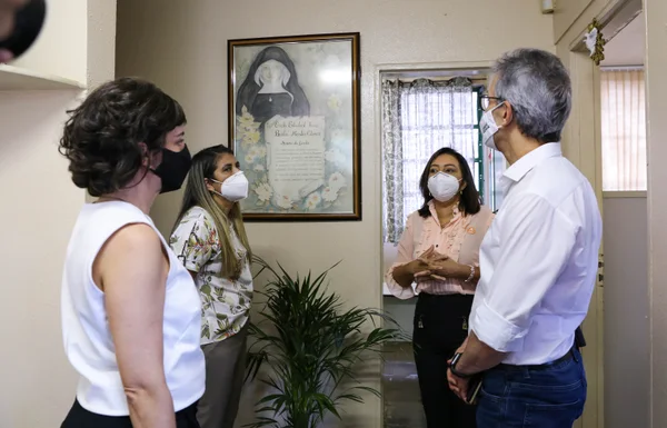 Romeu Zema acompanha vacinação contra a covid-19 em Montes Claros